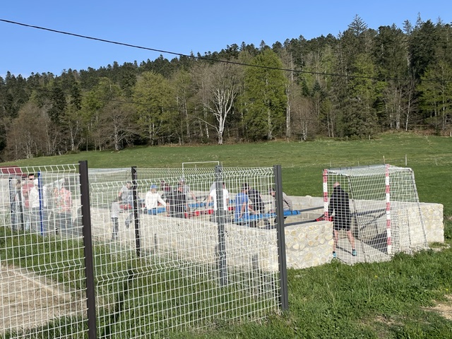 Le terrain de baby-foot humain vu depuis le pré